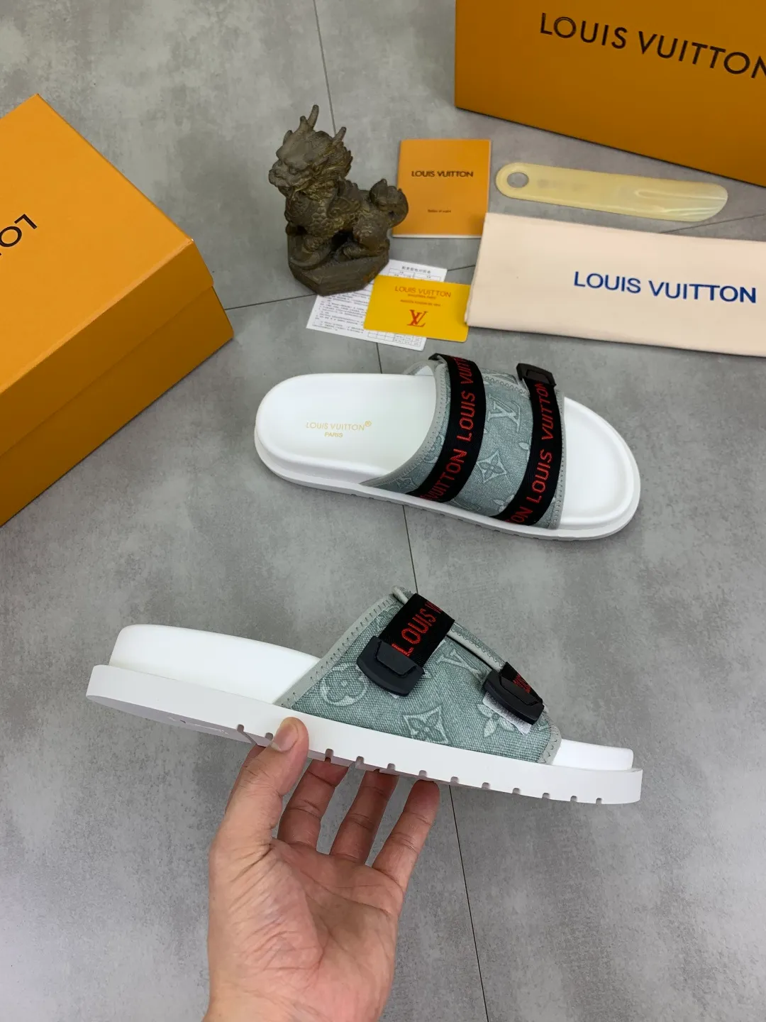 Men's shoes 💰P320💰【New style】🆘 Original quality 【LOUIS VUITTON】The popular Louis Vuitton LV men's slippers on the official website are on sale simultaneously! Original fabric imported from Italy, original factory special supply, code number: 38-44 (45 customized), many colors available